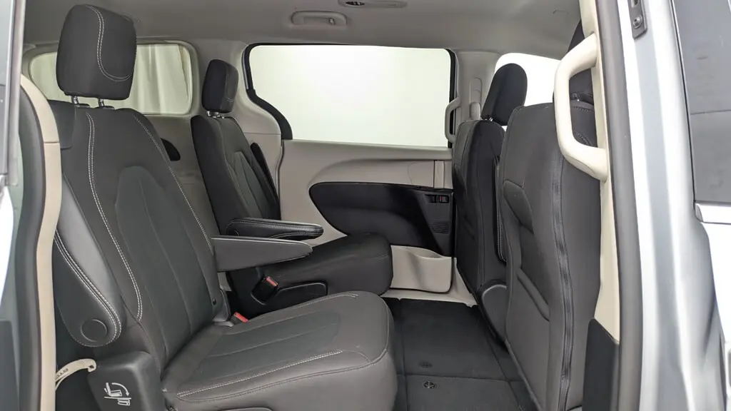 2023 CHRYSLER VOYAGER LX photo 17