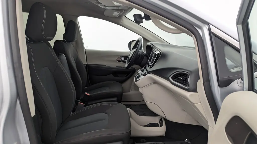 2023 CHRYSLER VOYAGER LX photo 18