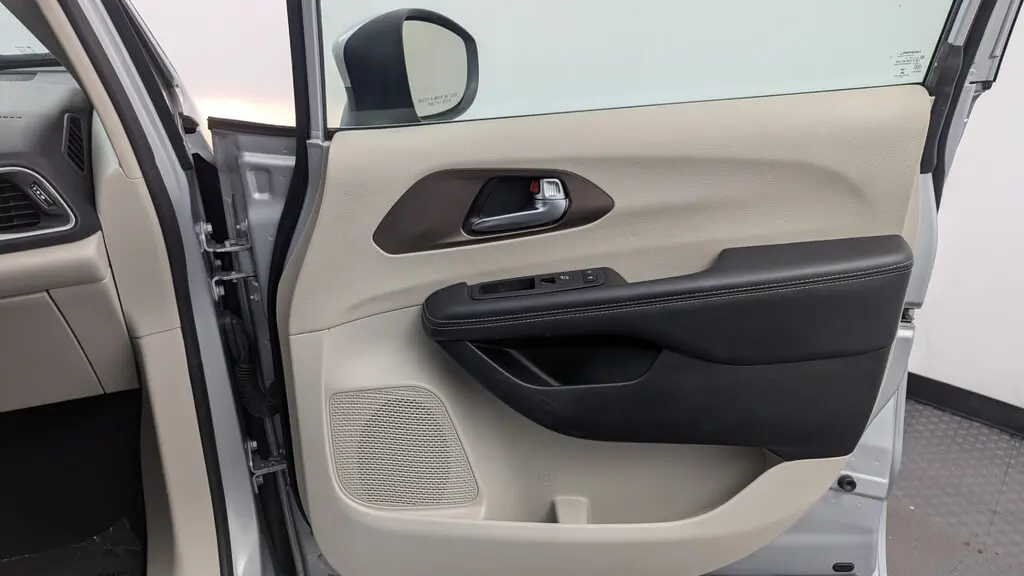 2023 CHRYSLER VOYAGER LX photo 20