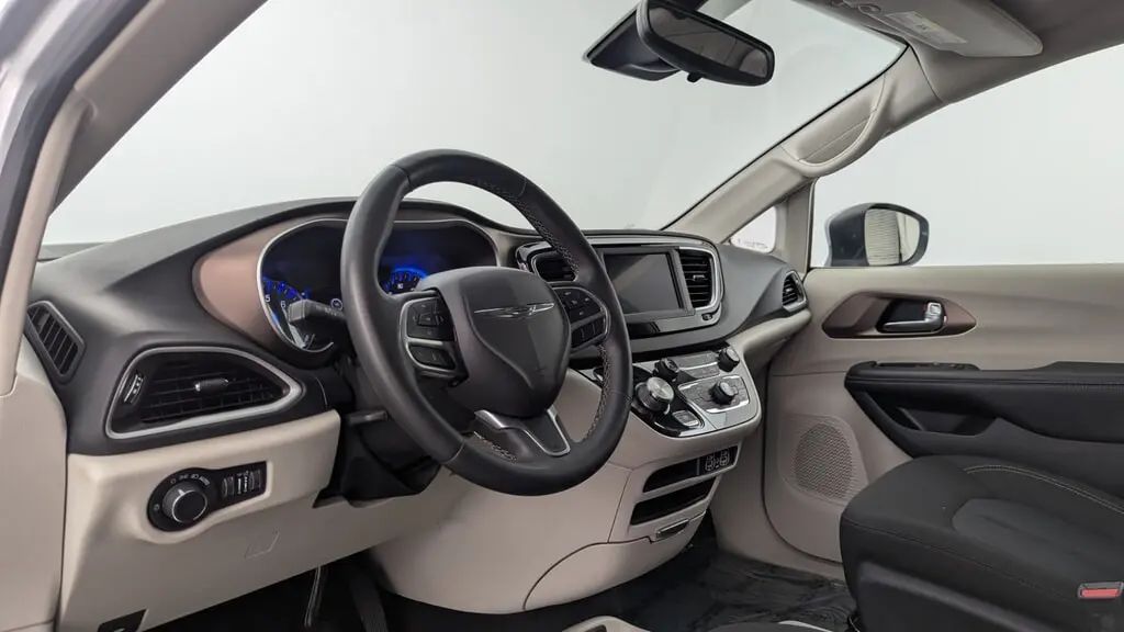 2023 CHRYSLER VOYAGER LX photo 21