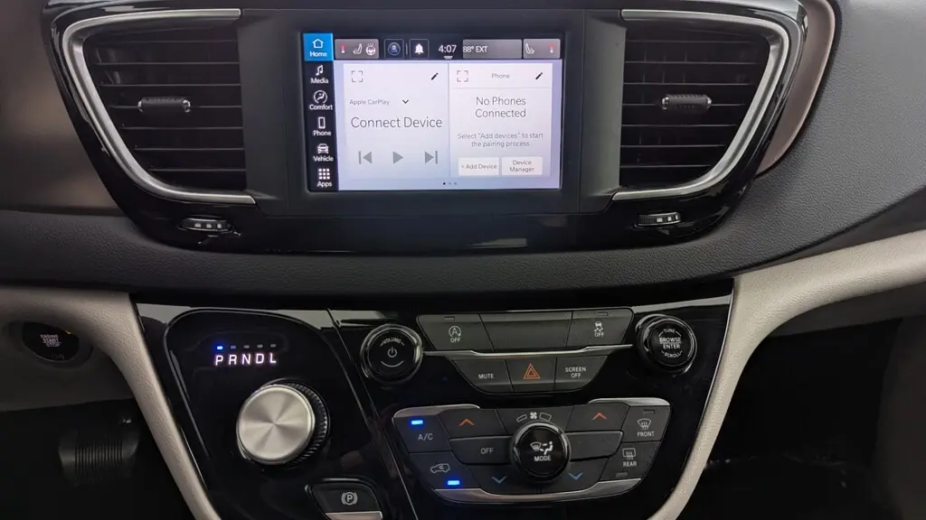 2023 CHRYSLER VOYAGER LX photo 25