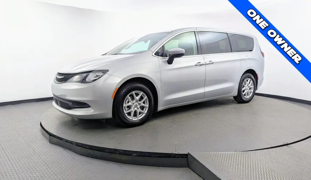 2023 CHRYSLER VOYAGER LX photo 1