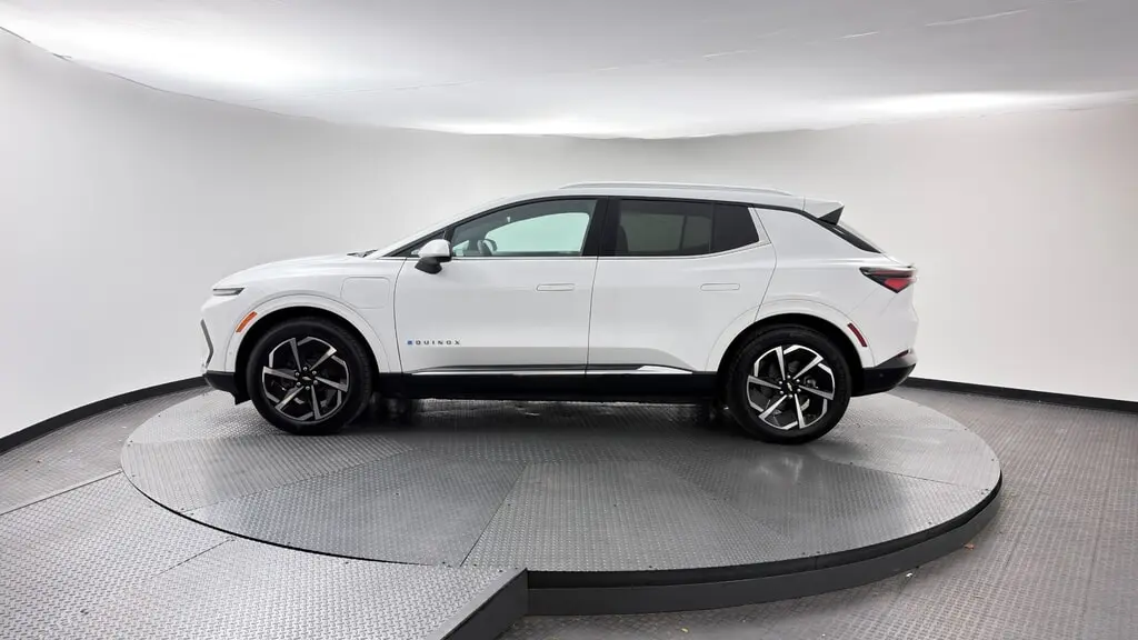 2024 CHEVROLET EQUINOX EV LT photo 2