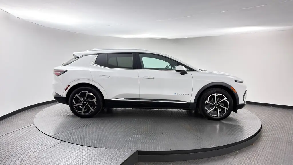2024 CHEVROLET EQUINOX EV LT photo 8