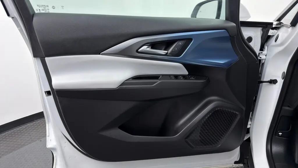 2024 CHEVROLET EQUINOX EV LT photo 12
