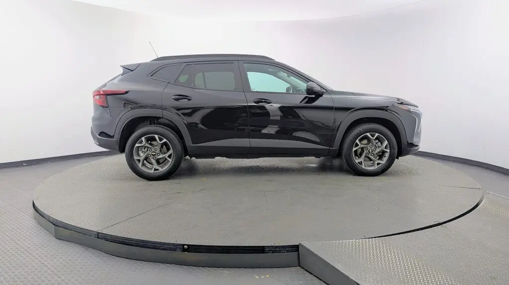 2025 CHEVROLET TRAX LT photo 8
