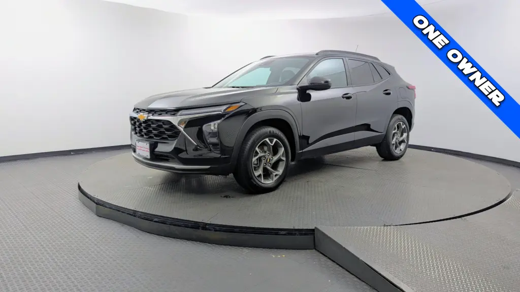 2025 CHEVROLET TRAX LT photo 1
