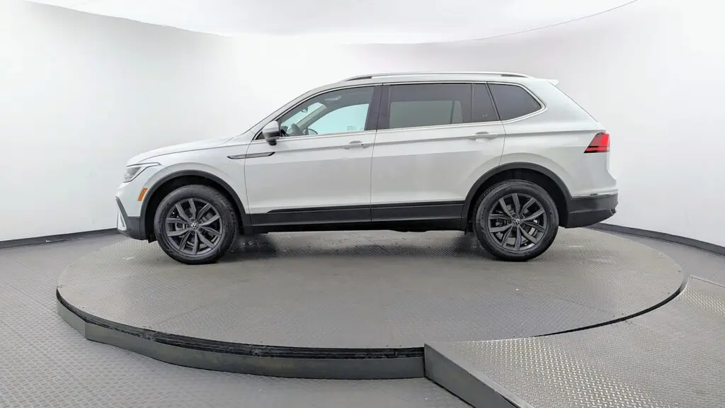 2023 VOLKSWAGEN TIGUAN SE photo 2