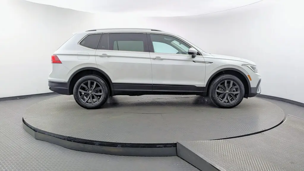 2023 VOLKSWAGEN TIGUAN SE photo 8