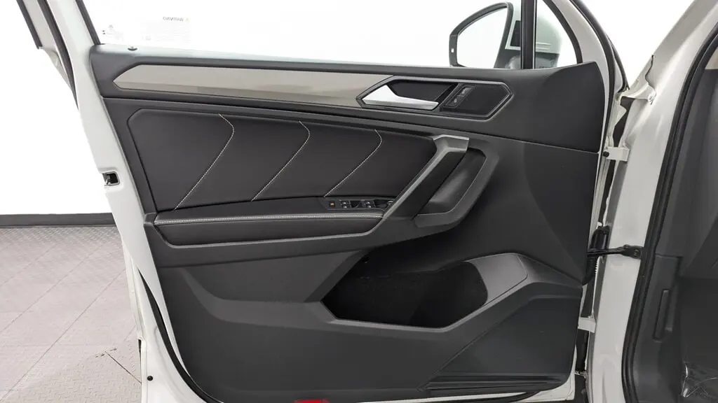 2023 VOLKSWAGEN TIGUAN SE photo 12