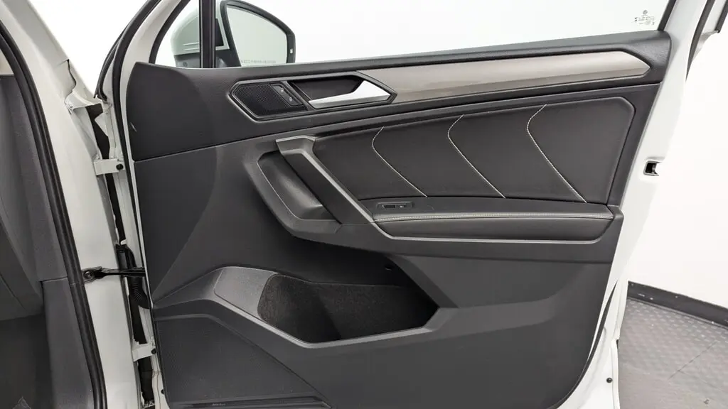 2023 VOLKSWAGEN TIGUAN SE photo 23