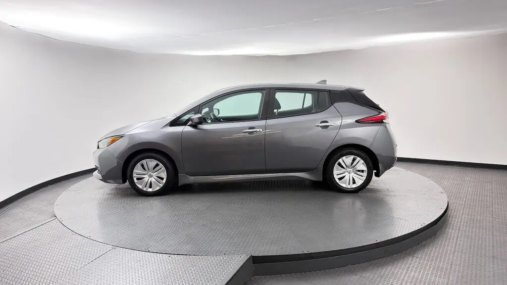 2025 NISSAN LEAF S photo 2