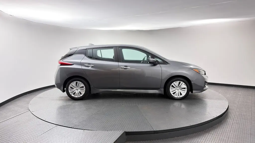 2025 NISSAN LEAF S photo 8