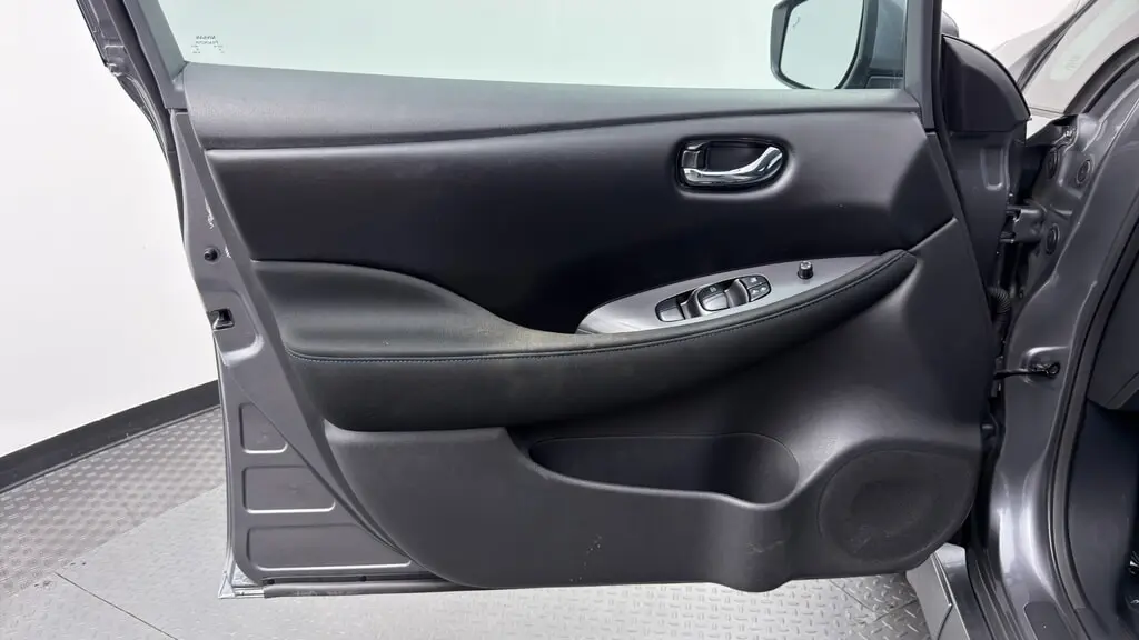 2025 NISSAN LEAF S photo 12