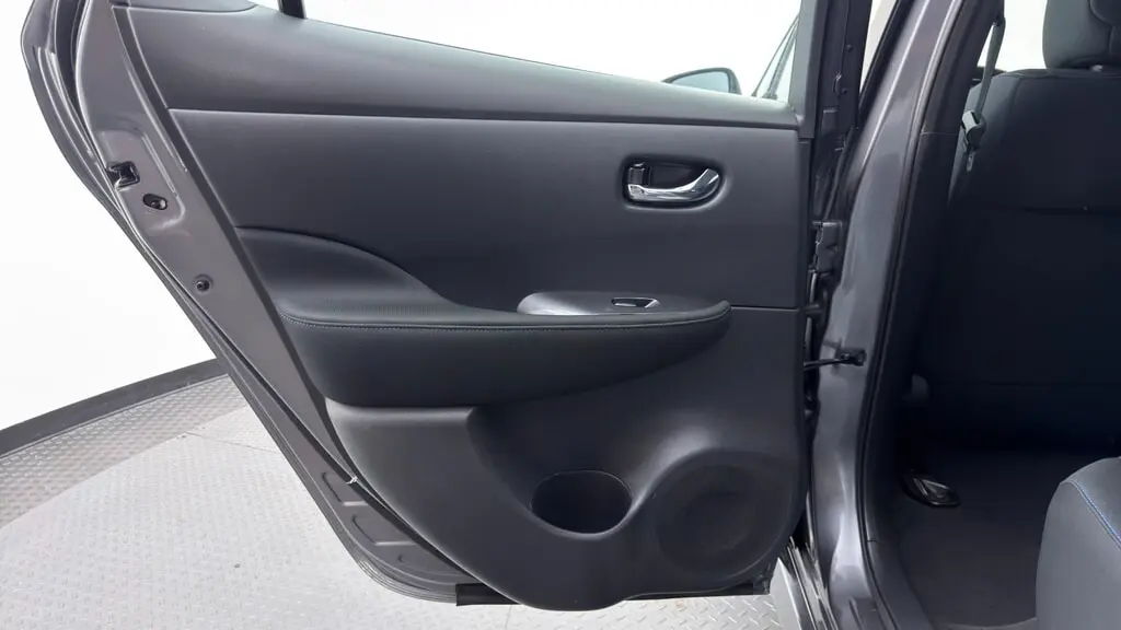 2025 NISSAN LEAF S photo 15