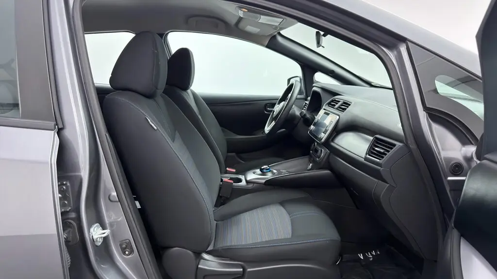 2025 NISSAN LEAF S photo 21