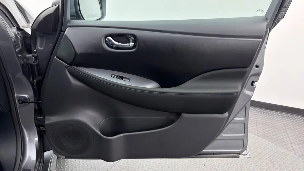 2025 NISSAN LEAF S photo 22