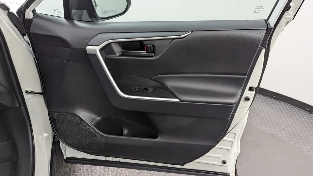 2025 TOYOTA RAV4 LE photo 21