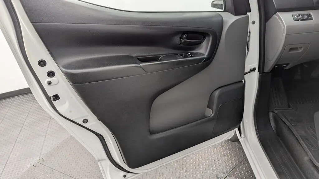 2015 NISSAN NV200 SV photo 12