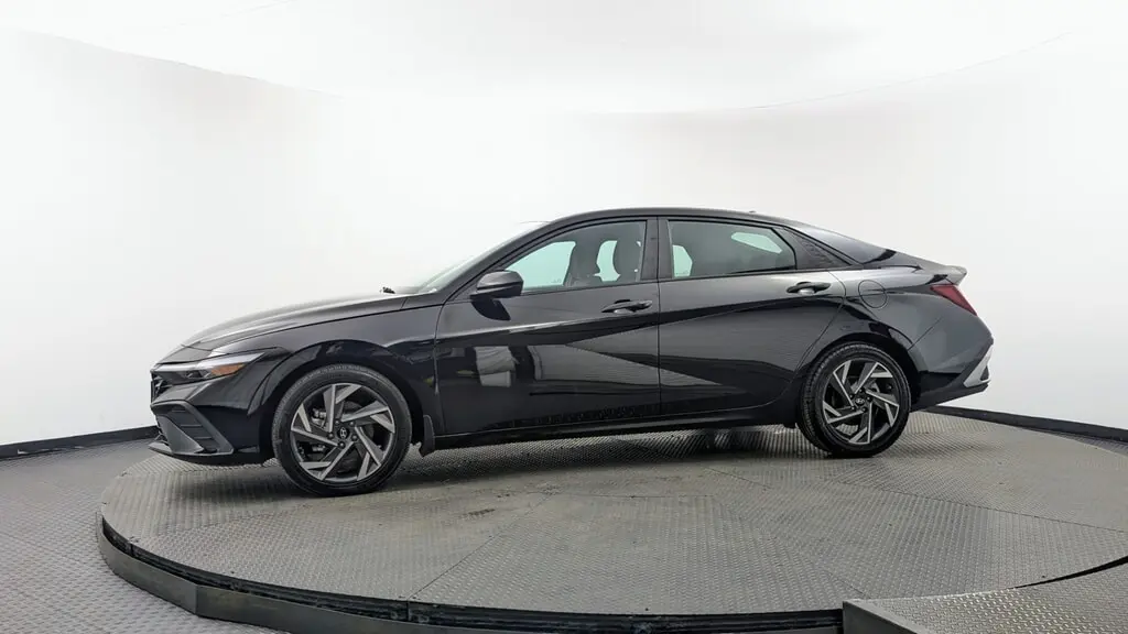 2025 HYUNDAI ELANTRA SEL SPORT photo 2