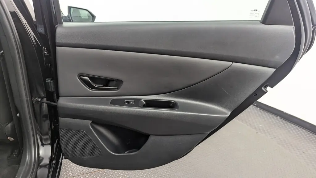 2025 HYUNDAI ELANTRA SEL SPORT photo 18