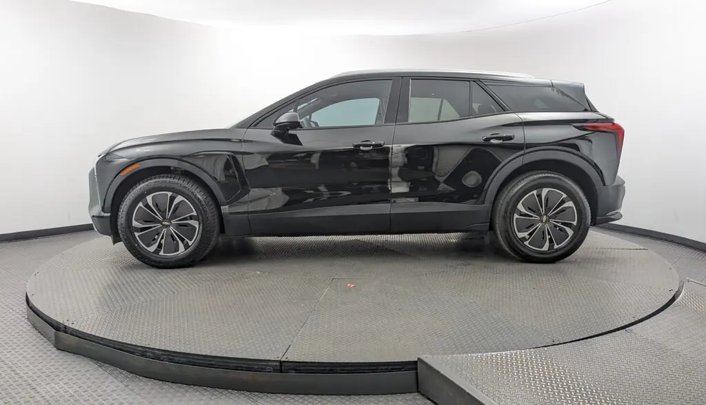 2024 CHEVROLET BLAZER EV EAWD LT photo 2