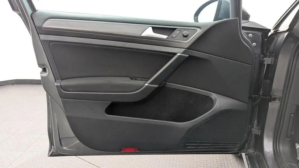 2018 VOLKSWAGEN E-GOLF SE photo 12