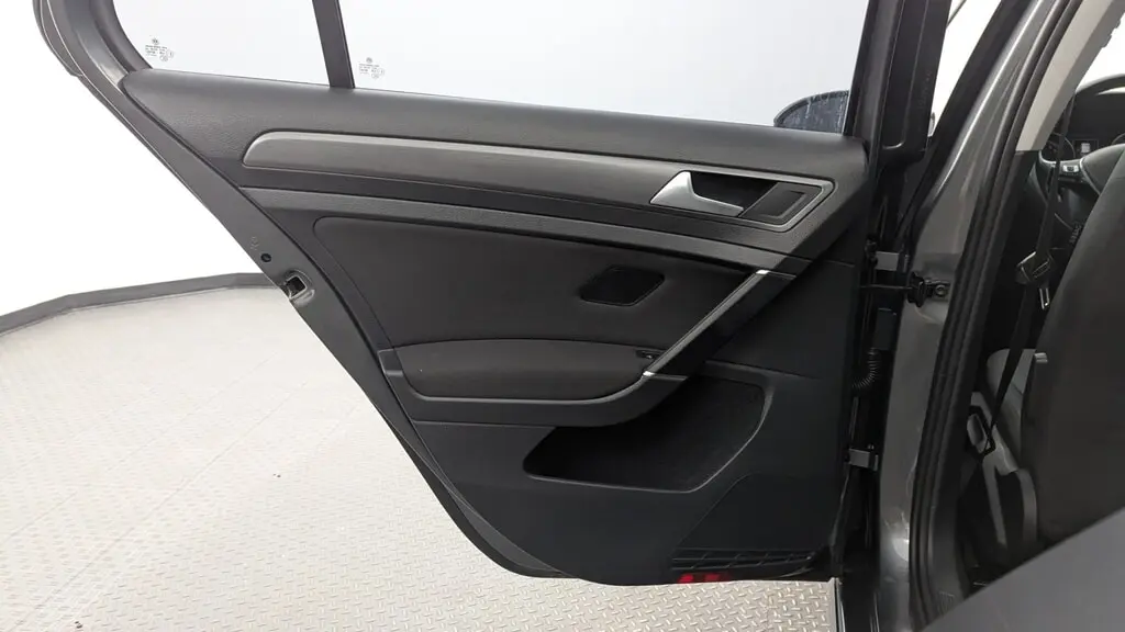 2018 VOLKSWAGEN E-GOLF SE photo 15