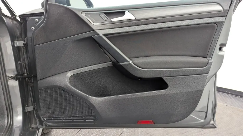 2018 VOLKSWAGEN E-GOLF SE photo 22