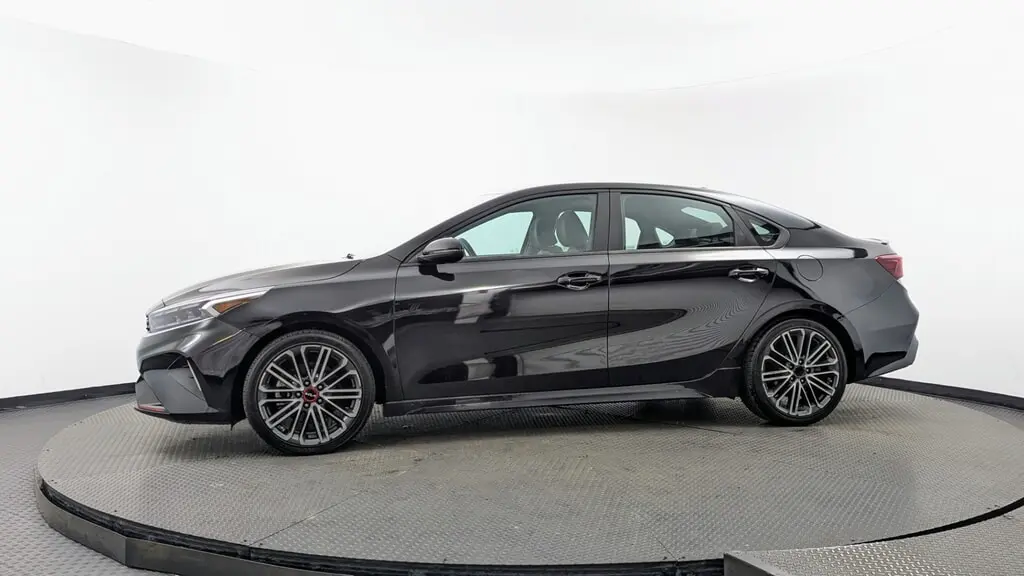 2023 KIA FORTE GT photo 2