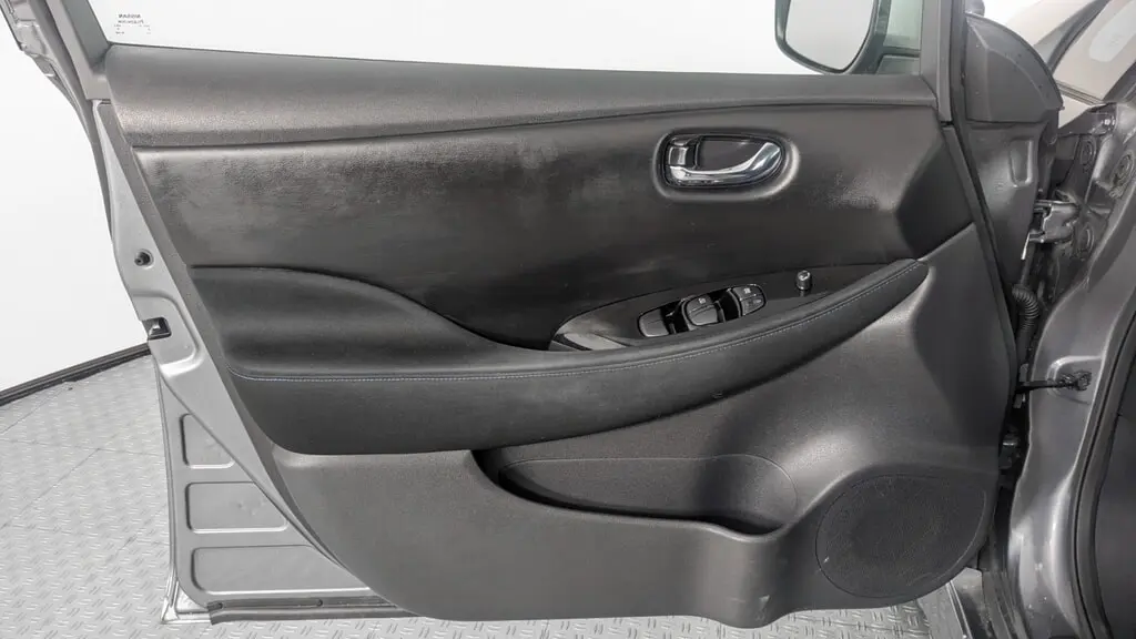 2020 NISSAN LEAF SV photo 12