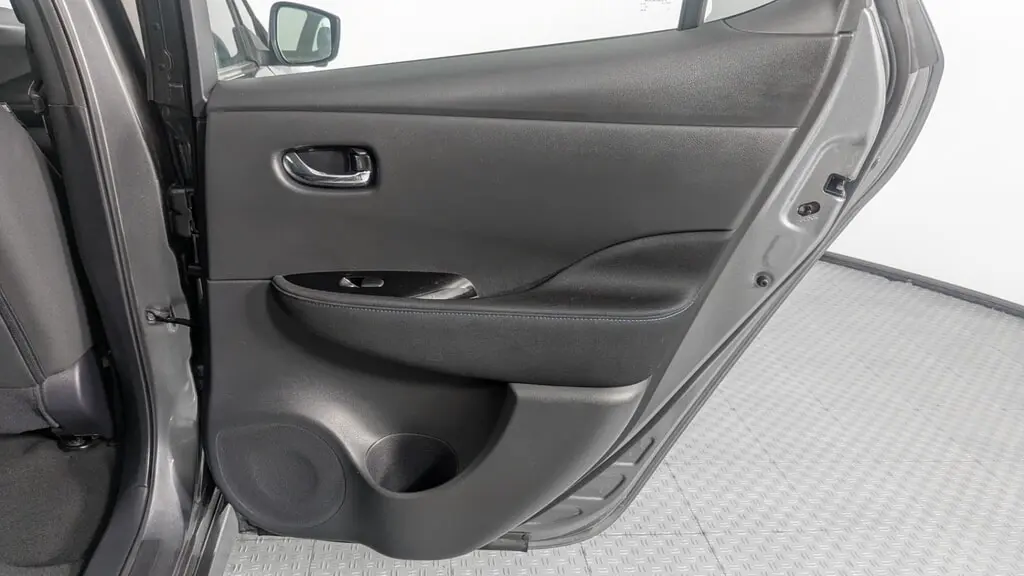 2020 NISSAN LEAF SV photo 18