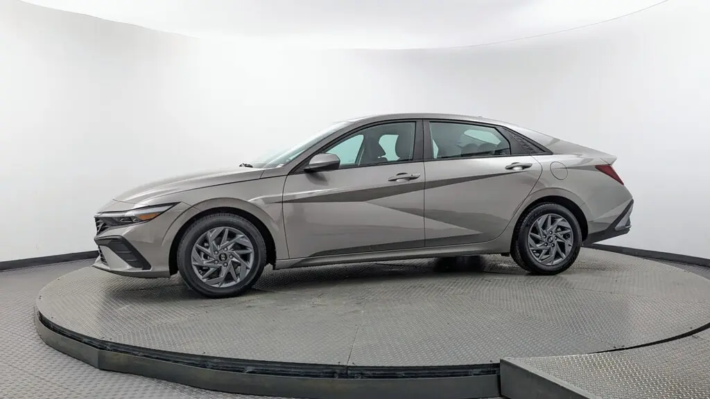 2024 HYUNDAI ELANTRA SEL photo 2