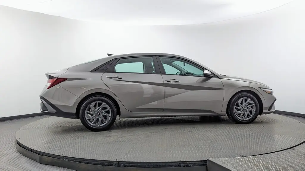 2024 HYUNDAI ELANTRA SEL photo 8
