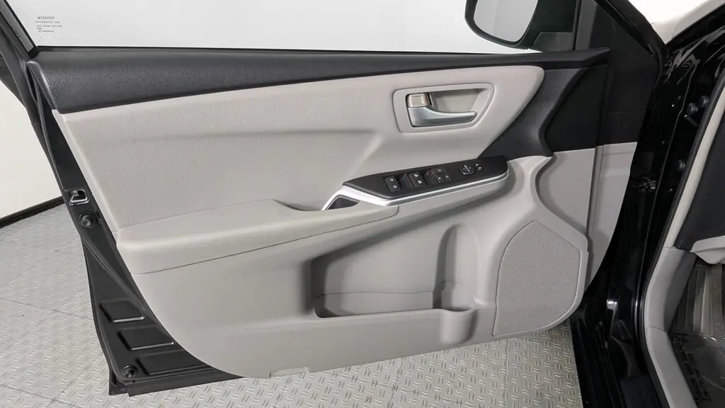 2015 TOYOTA CAMRY HYBRID LE photo 12