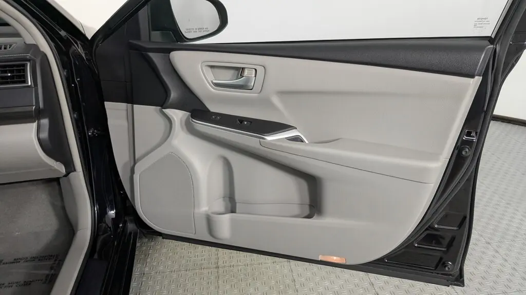 2015 TOYOTA CAMRY HYBRID LE photo 21