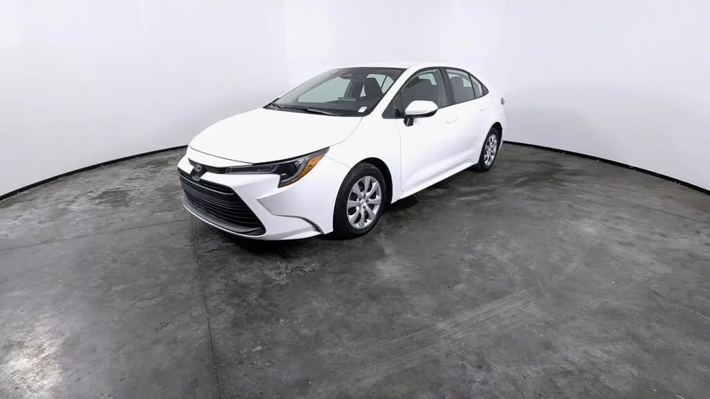 2024 TOYOTA COROLLA LE photo 1