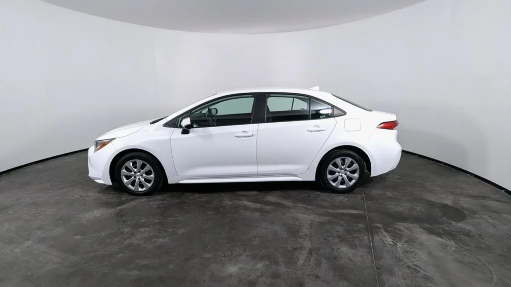 2024 TOYOTA COROLLA LE photo 2