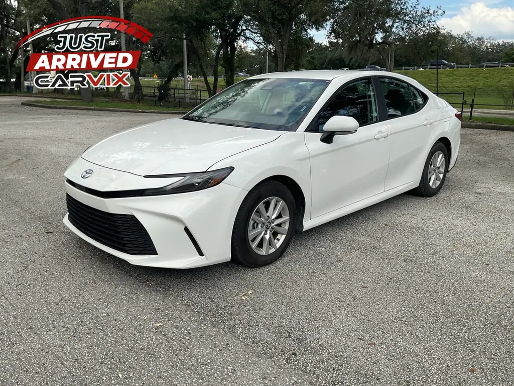 2025 TOYOTA CAMRY LE photo 1
