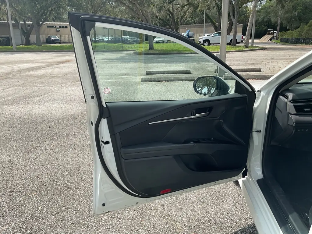 2025 TOYOTA CAMRY LE photo 9