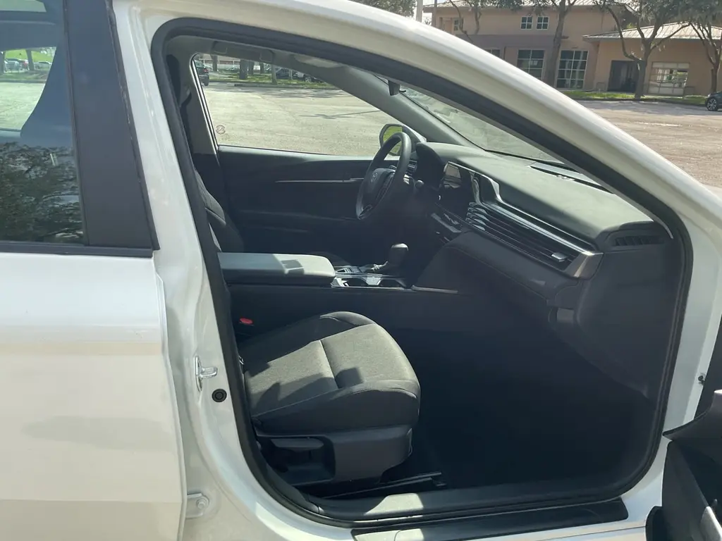 2025 TOYOTA CAMRY LE photo 17