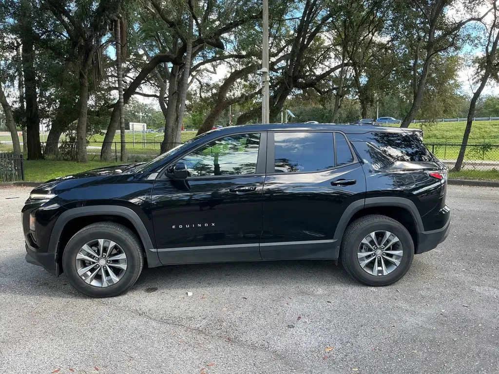 2025 CHEVROLET EQUINOX FWD LT photo 2