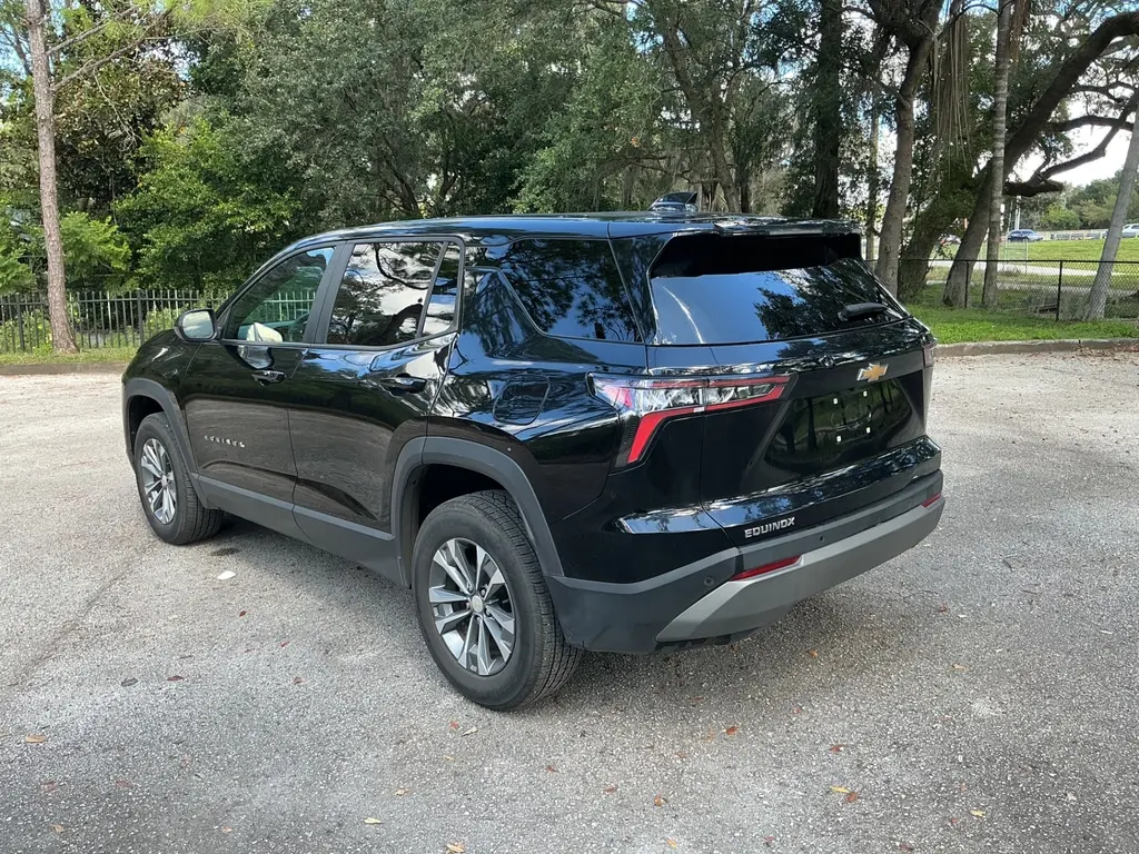 2025 CHEVROLET EQUINOX FWD LT photo 3