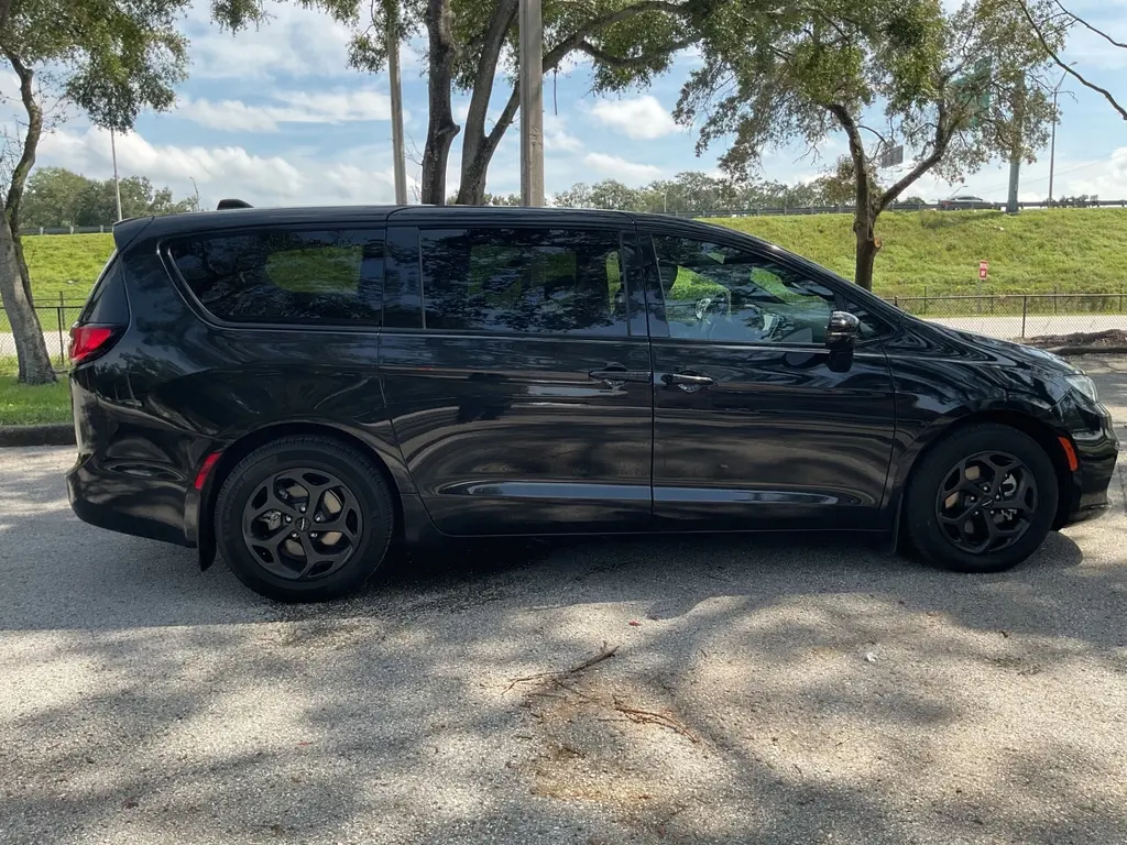 2023 CHRYSLER PACIFICA HYBRID LIMITED photo 6