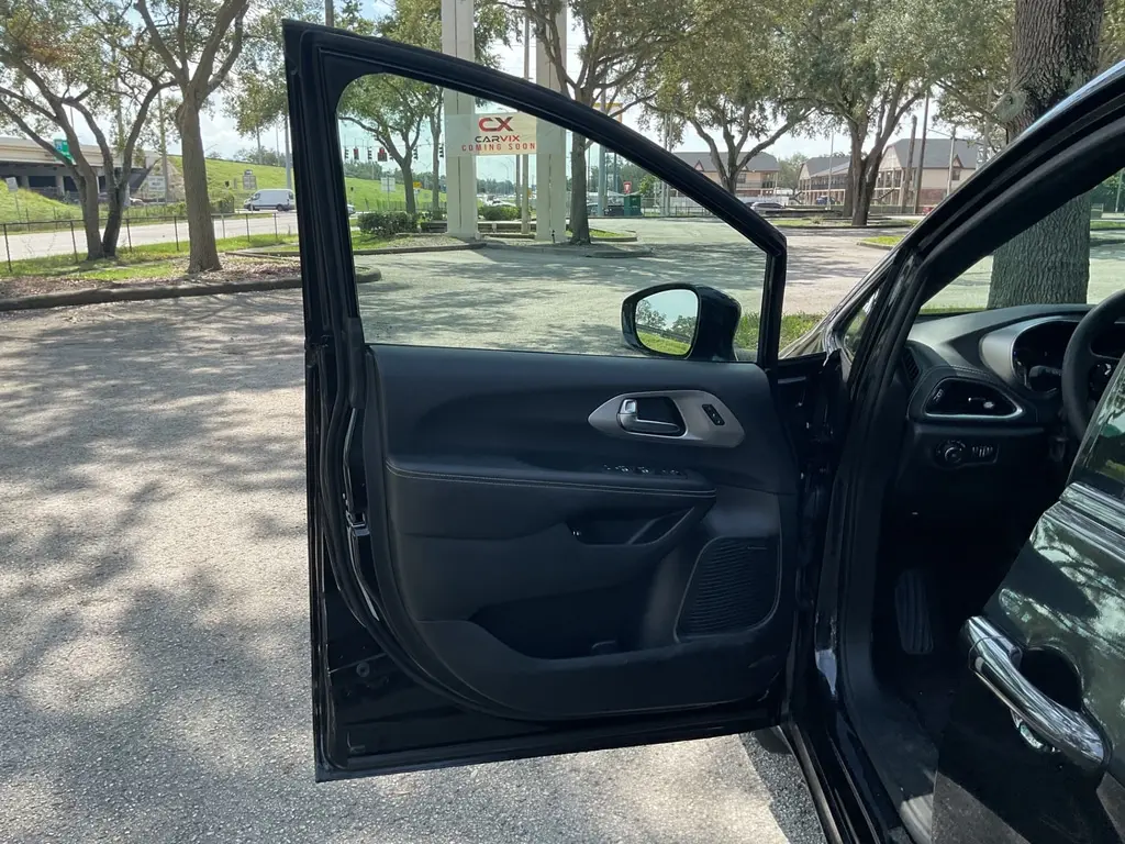 2023 CHRYSLER PACIFICA HYBRID LIMITED photo 9