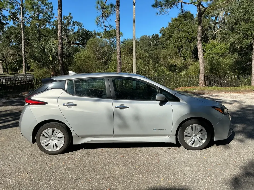 2018 NISSAN LEAF S photo 6