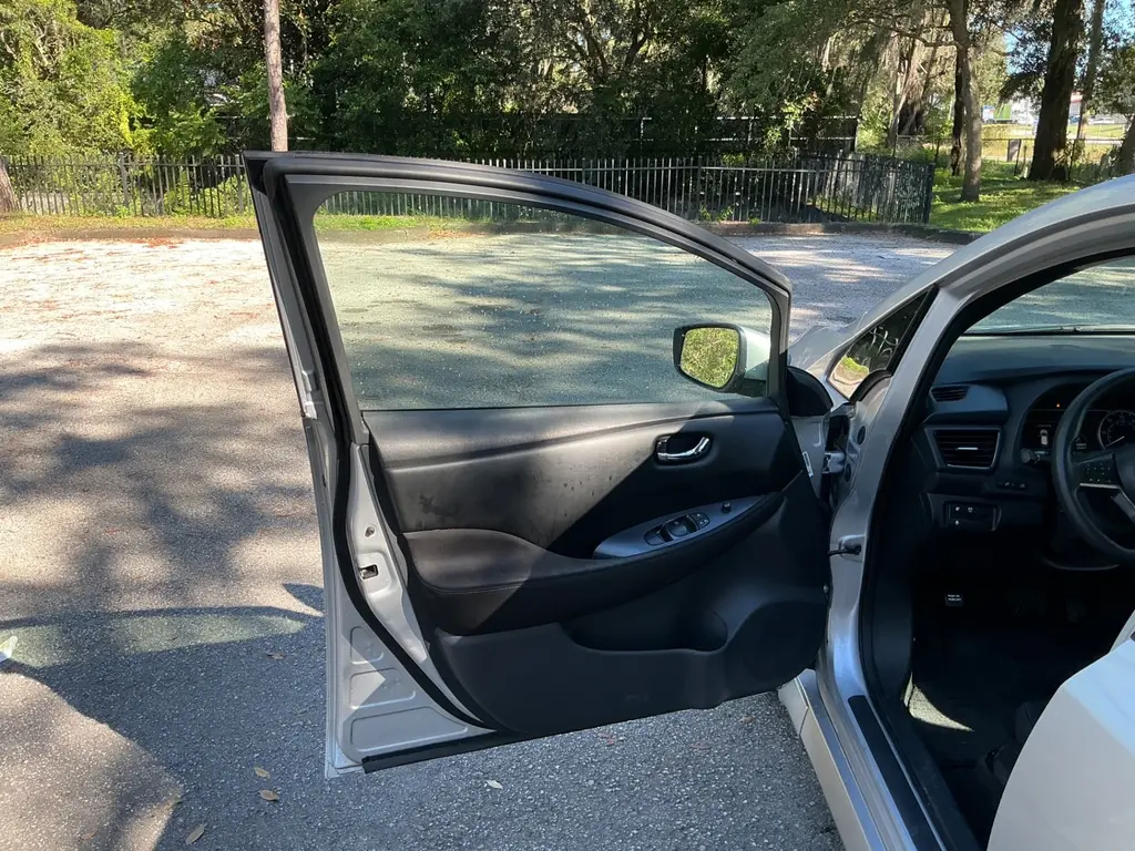 2018 NISSAN LEAF S photo 9