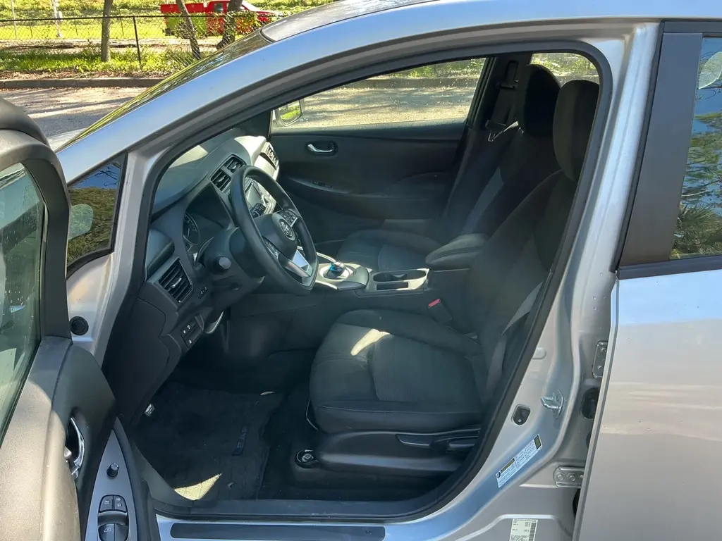 2018 NISSAN LEAF S photo 10