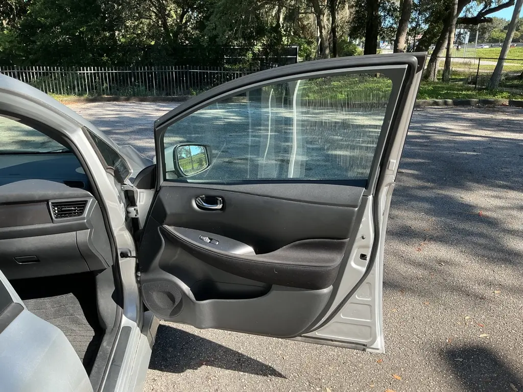 2018 NISSAN LEAF S photo 17