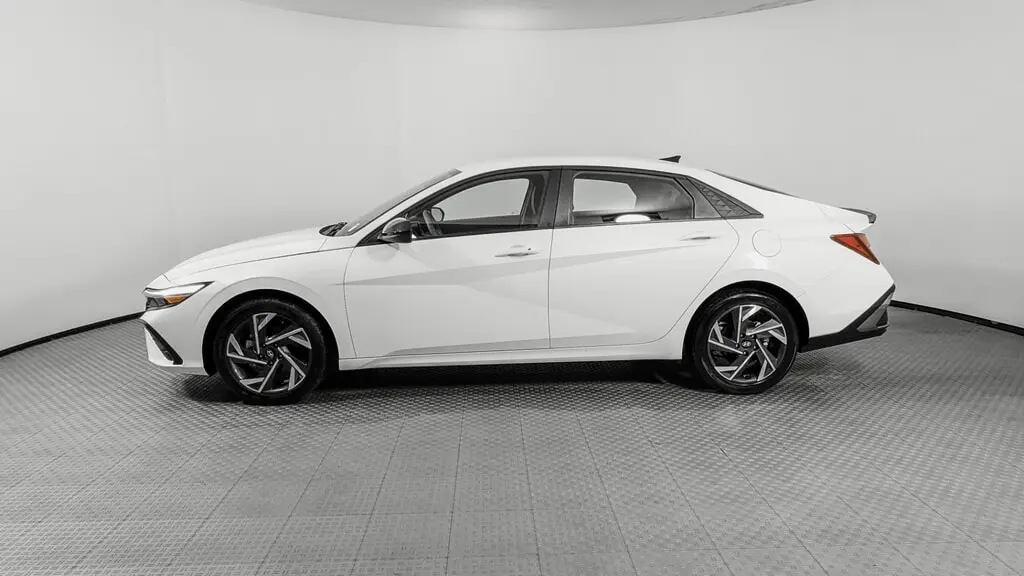 2025 HYUNDAI ELANTRA SEL SPORT photo 2
